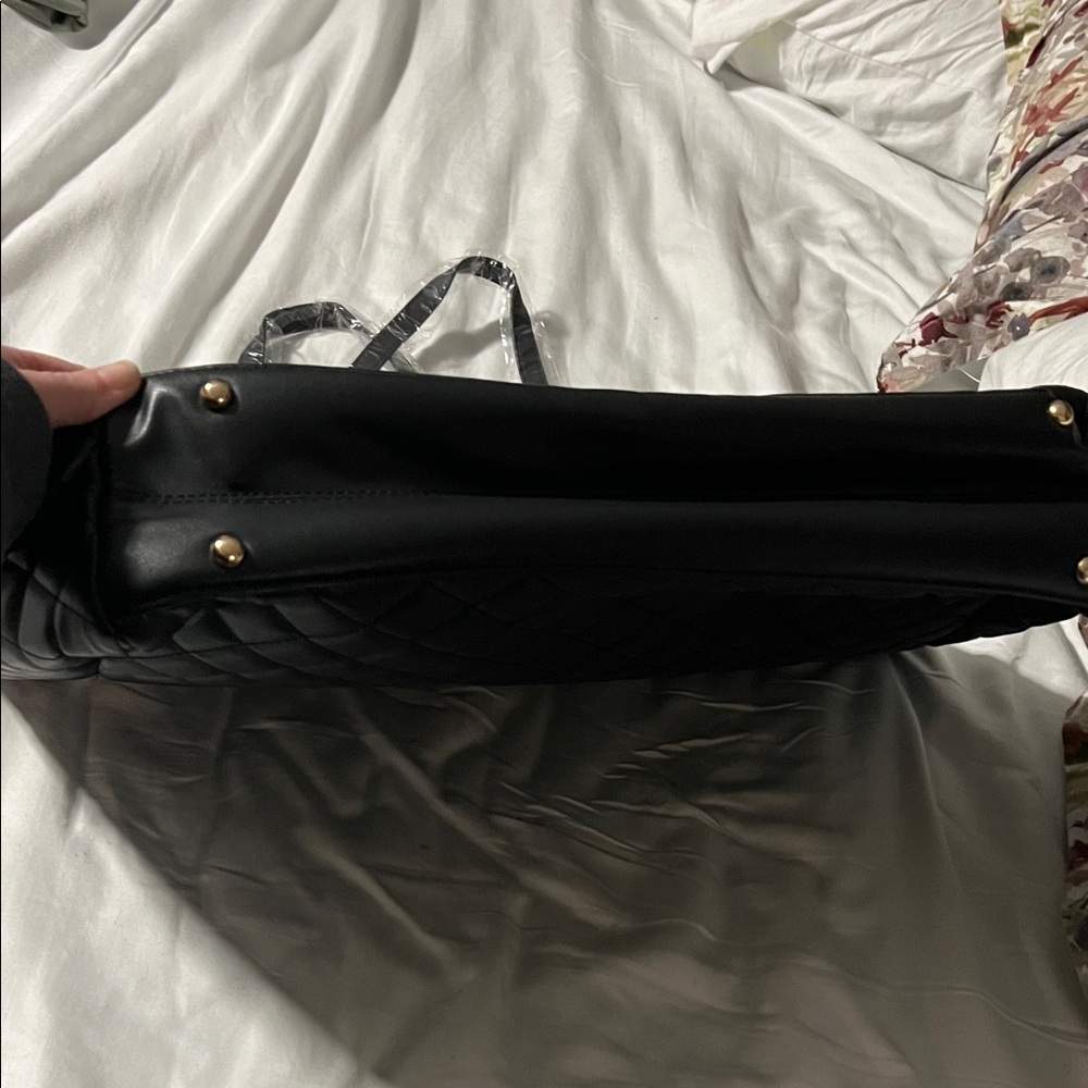 GG Collection Black Quilted Travel Bag - Picture 7 of 10